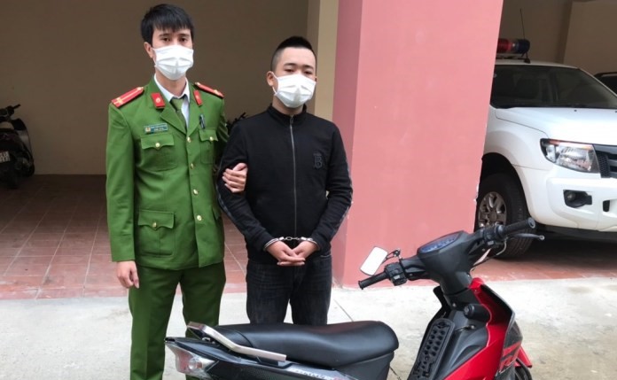 Nam thanh niên bị khởi tố về tội chặn xe cướp 10.000 đồng của phụ nữ - Ảnh 1.