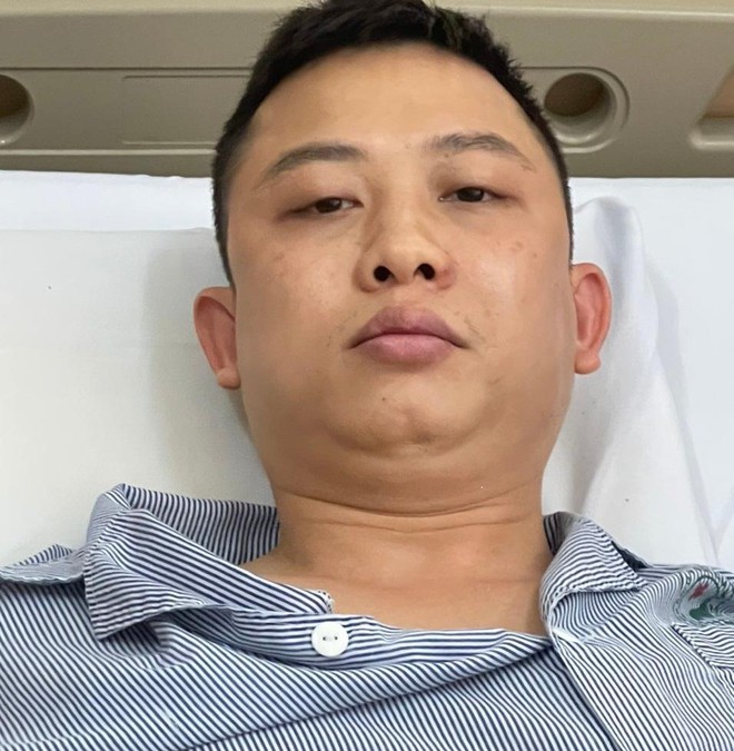 Mang 2 dao nhọn đến đ&acirc;m h&agrave;ng x&oacute;m tử vong - Ảnh 1.