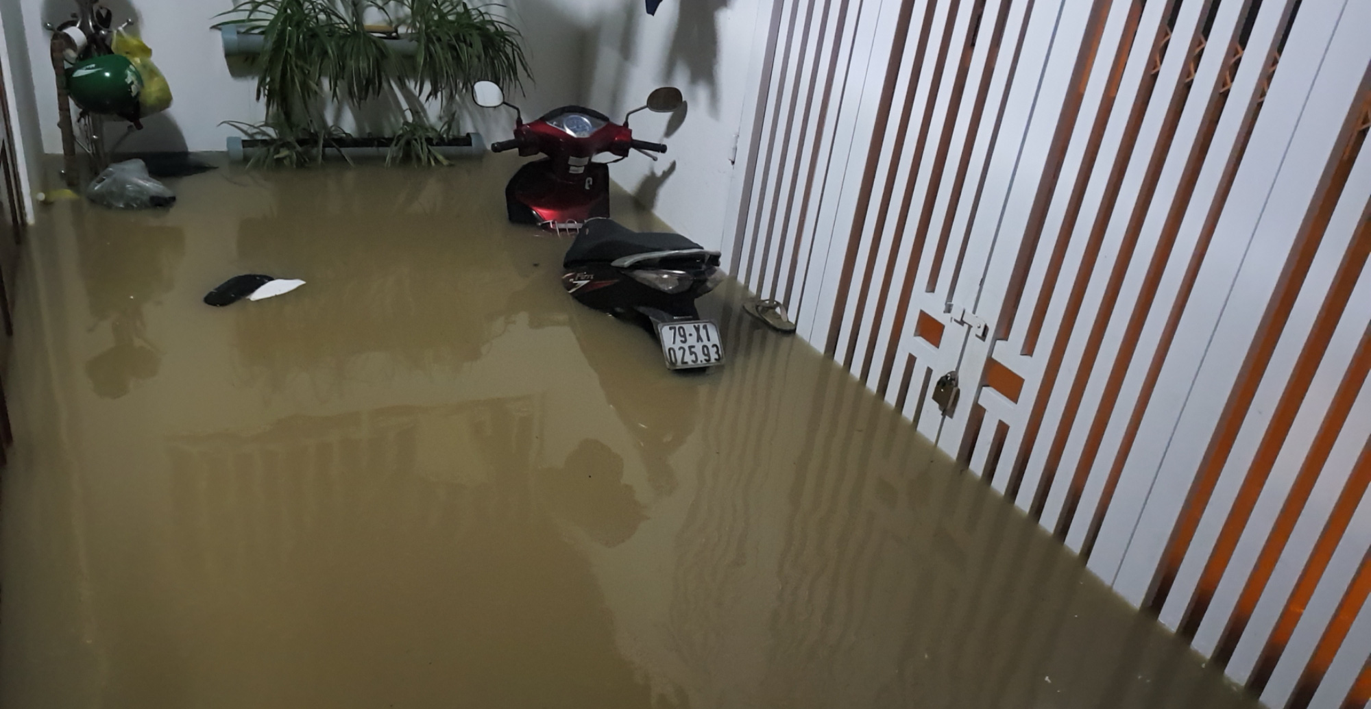 Nha Trang ngập nặng, người dân trắng đêm canh lũ - Ảnh 2.