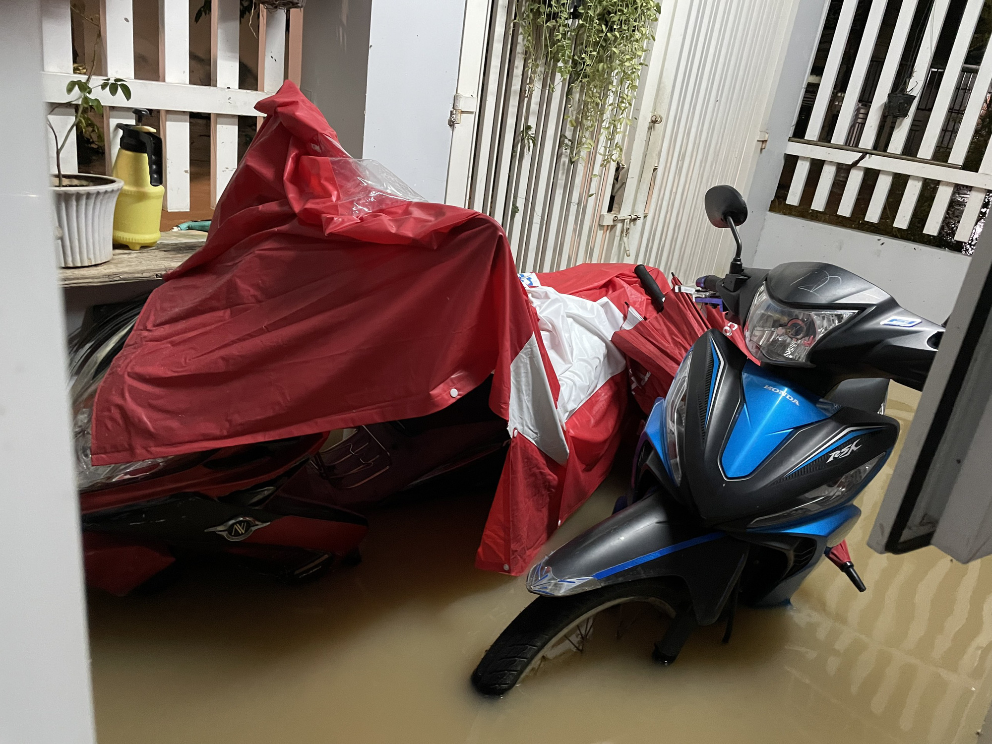 Nha Trang ngập nặng, người dân trắng đêm canh lũ - Ảnh 3.