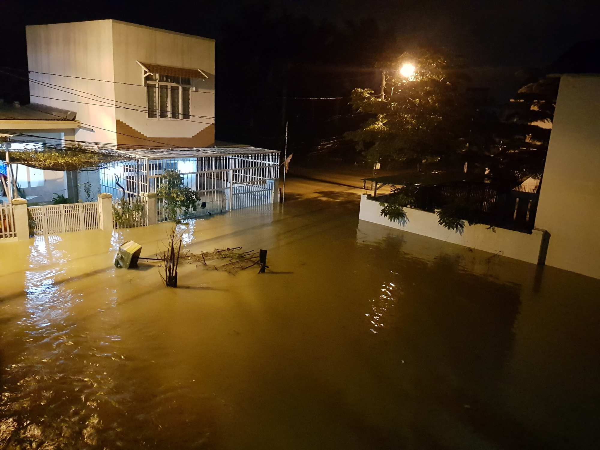 Nha Trang ngập nặng, người dân trắng đêm canh lũ