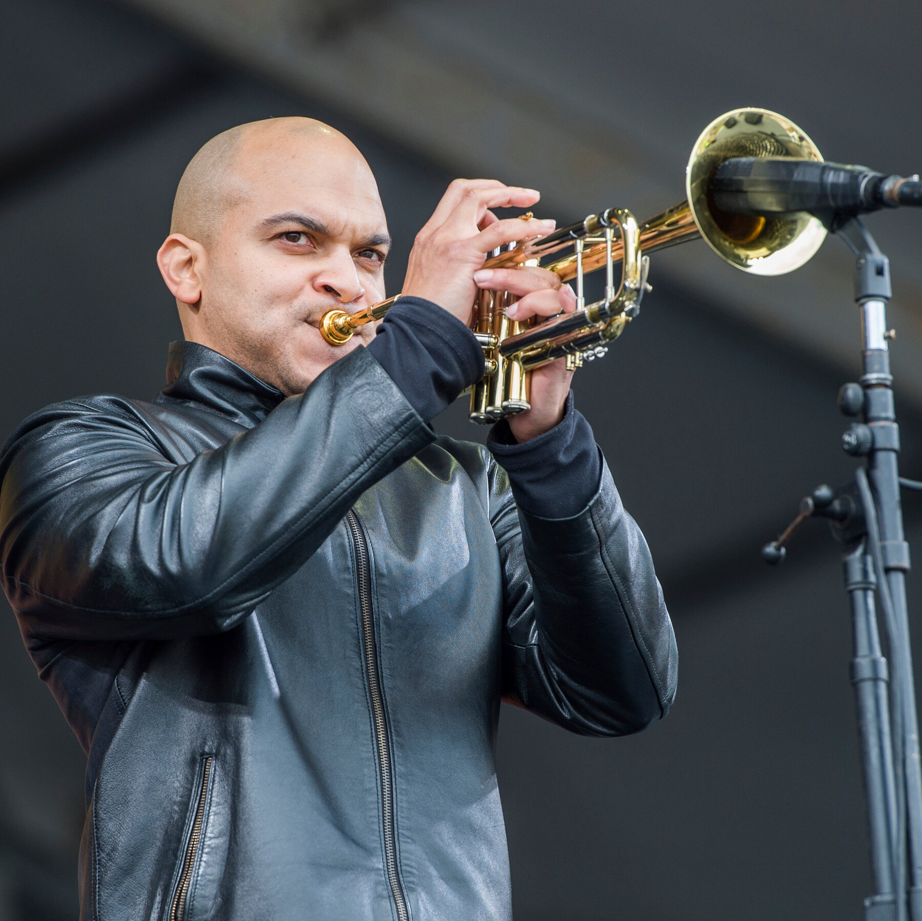 Nhà giáo dục người Mỹ Irvin Mayfield nhận án tù vì gian lận tiền từ thiện - Ảnh 1.