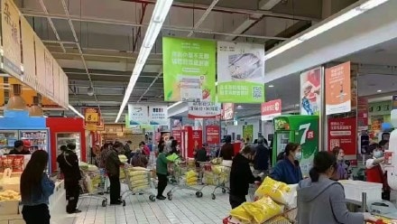 Trung Quốc: Giá rau củ quả tăng 3 lần, người dân hối hả đổ tới siêu thị
