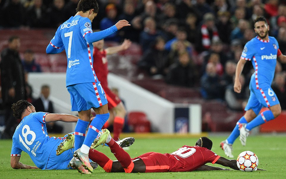Luis Suarez mất b&agrave;n thắng ng&agrave;y về Anfield, Liverpool vượt v&ograve;ng bảng Champions League - Ảnh 5.