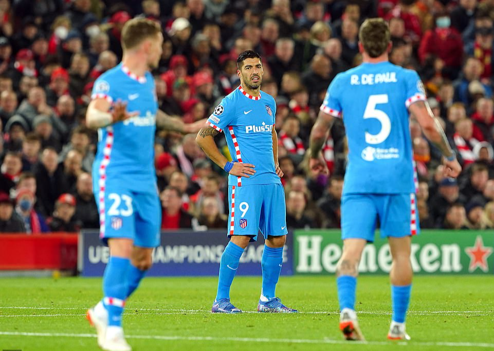 Luis Suarez mất b&agrave;n thắng ng&agrave;y về Anfield, Liverpool vượt v&ograve;ng bảng Champions League - Ảnh 7.