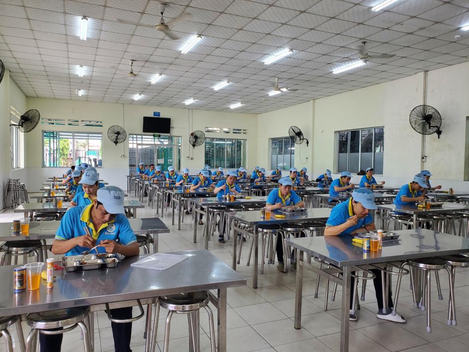 Yến s&agrave;o Kh&aacute;nh H&ograve;a đồng h&agrave;nh c&ugrave;ng người lao động vượt kh&oacute; - Ảnh 1.