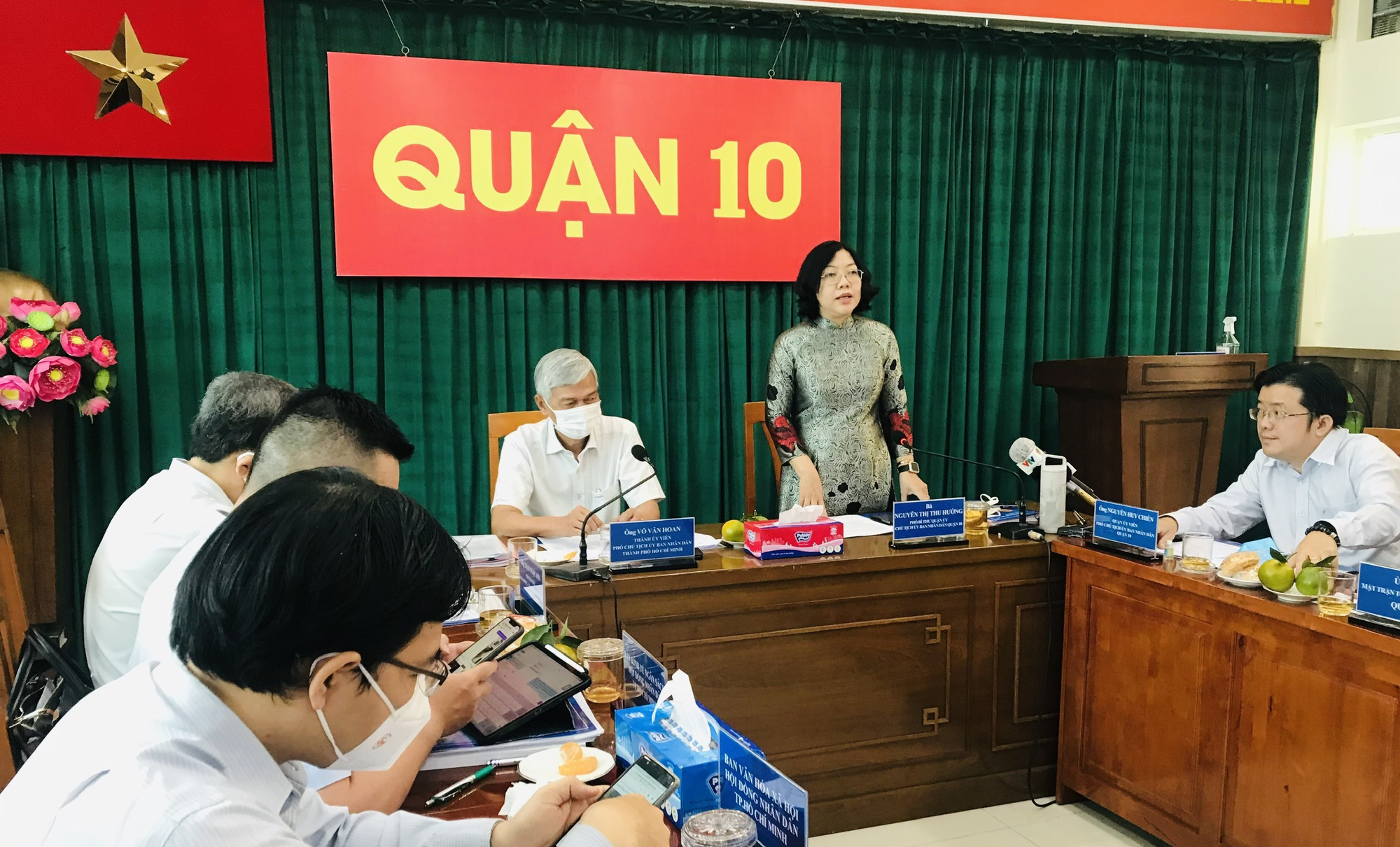 Chủ tịch UBND quận 10: Nhiều c&aacute;n bộ bị hăm đ&aacute;nh trong đợt 3 chi hỗ trợ! - Ảnh 2.