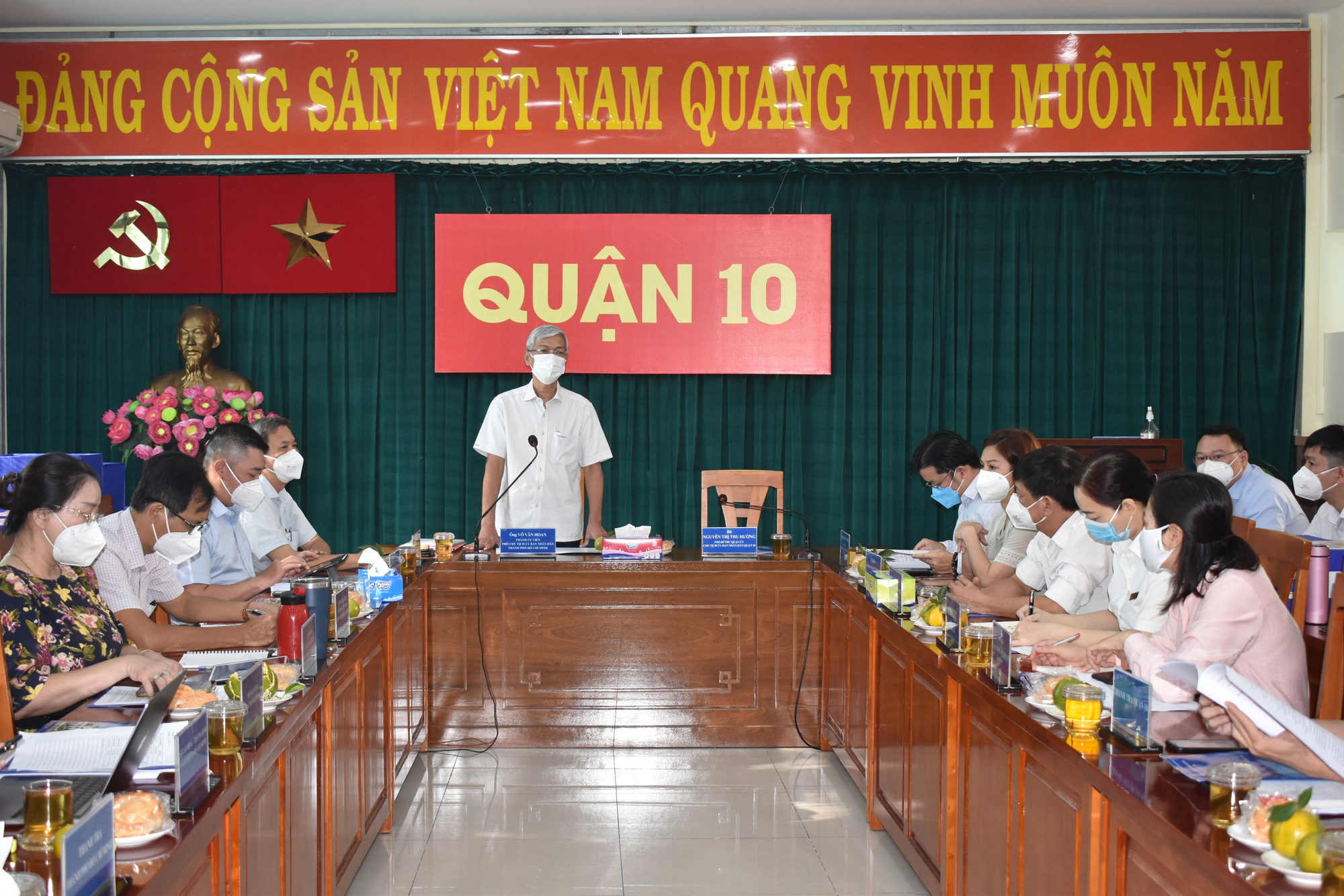 Chủ tịch UBND quận 10: Nhiều c&aacute;n bộ bị hăm đ&aacute;nh trong đợt 3 chi hỗ trợ! - Ảnh 1.