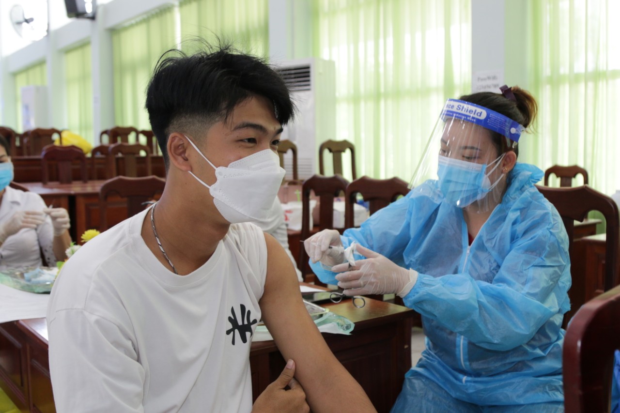 Nhiều tỉnh miền Tây ráo riết tiêm vắc-xin cho trẻ