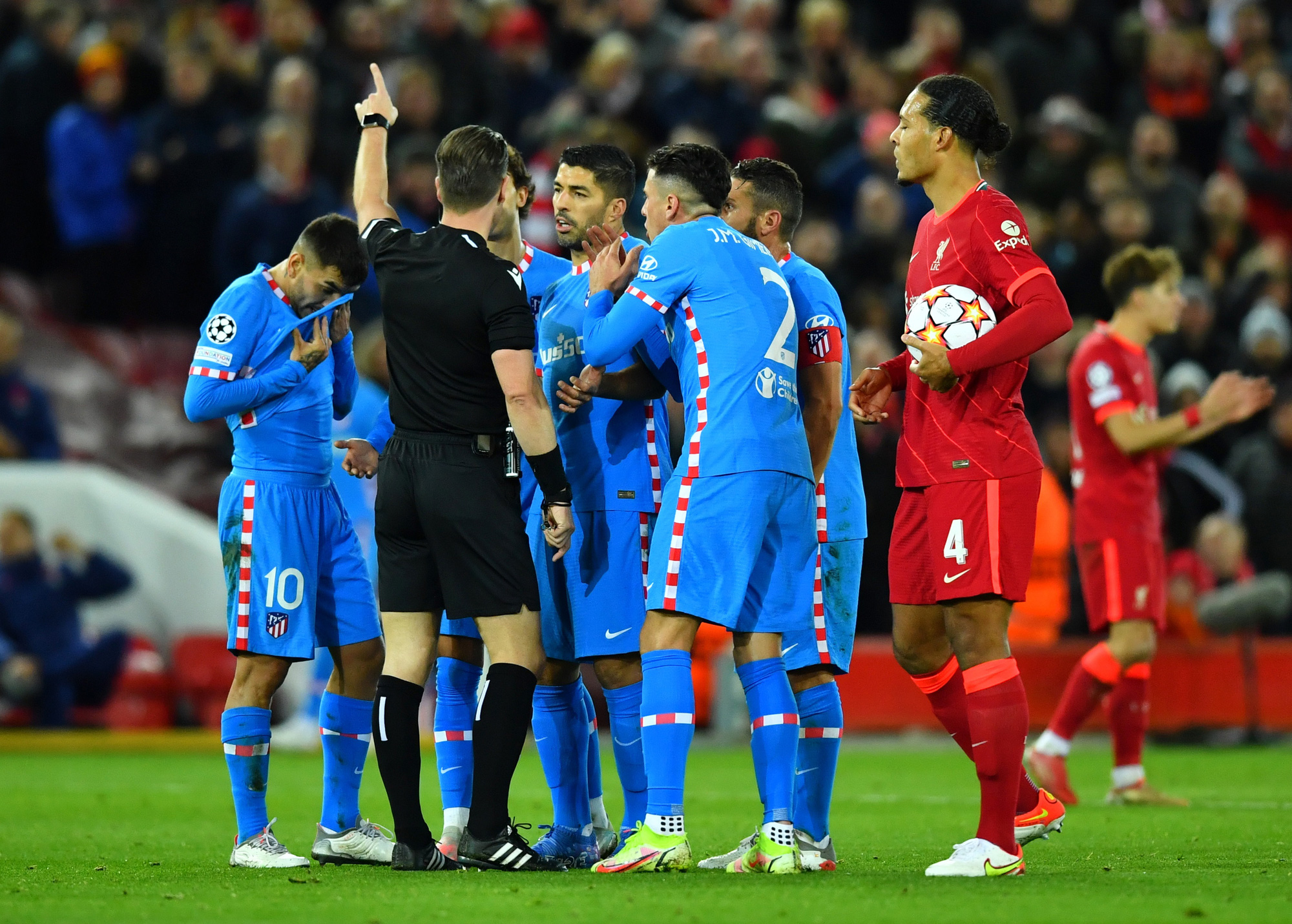 Luis Suarez mất b&agrave;n thắng ng&agrave;y về Anfield, Liverpool vượt v&ograve;ng bảng Champions League - Ảnh 6.