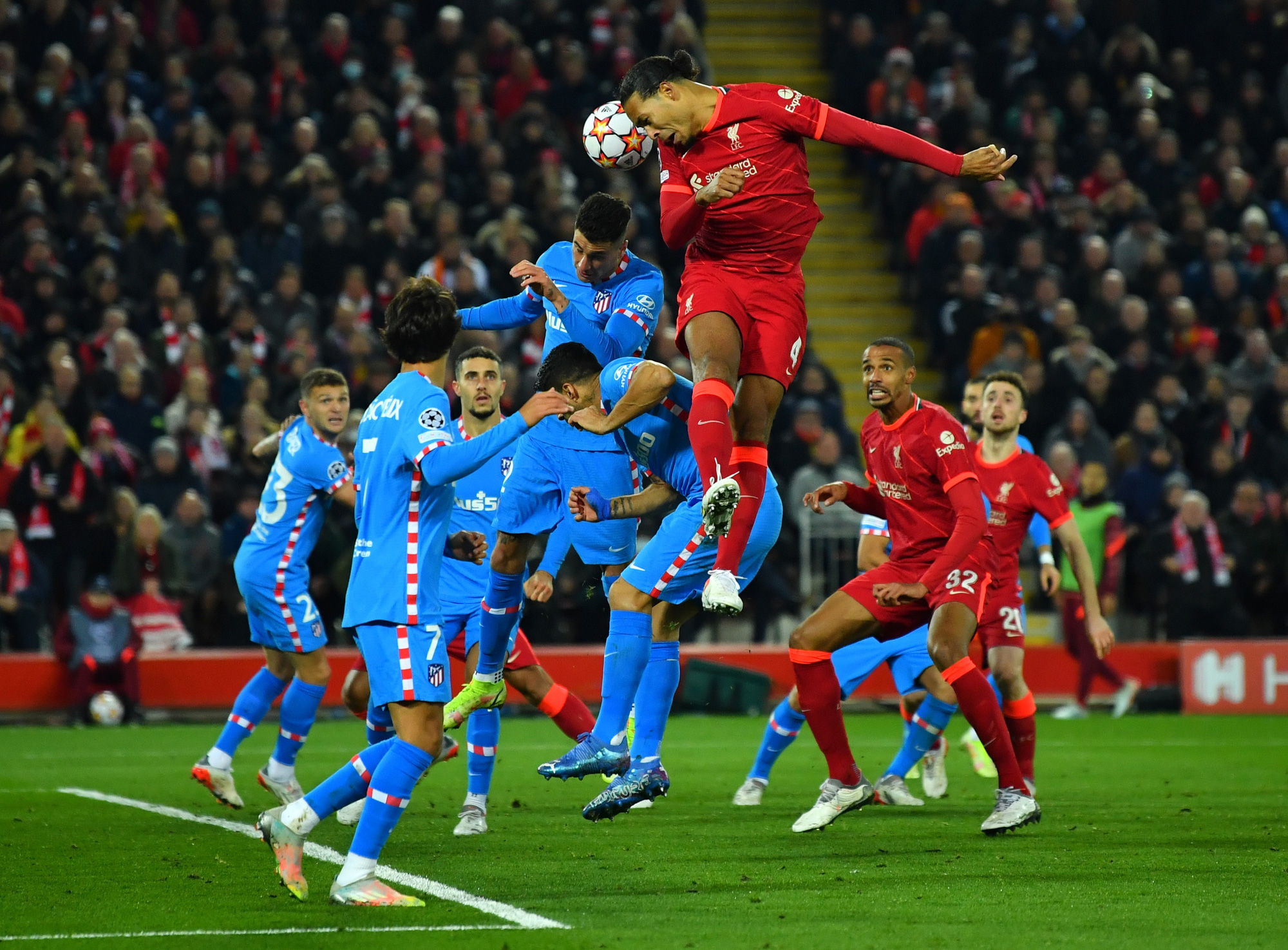 Luis Suarez mất bàn thắng ngày về Anfield, Liverpool vượt vòng bảng Champions League