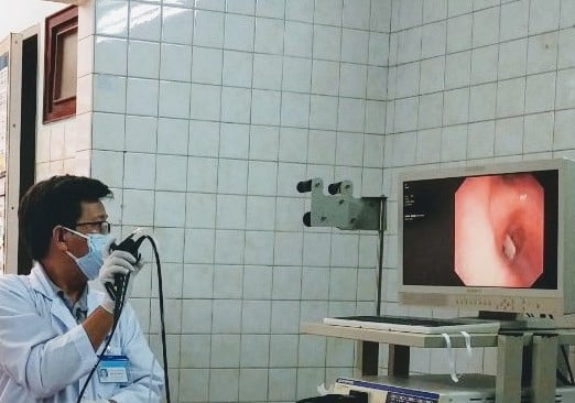 Hai cụ ông khó thở nghiêm trọng vì uống thuốc và ăn cháo