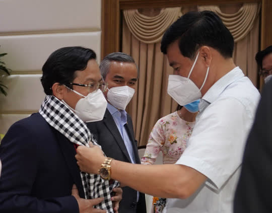 “Cờ Tổ quốc biên cương” và “Tình thương cho em” đến với Đồng Tháp - Ảnh 7.
