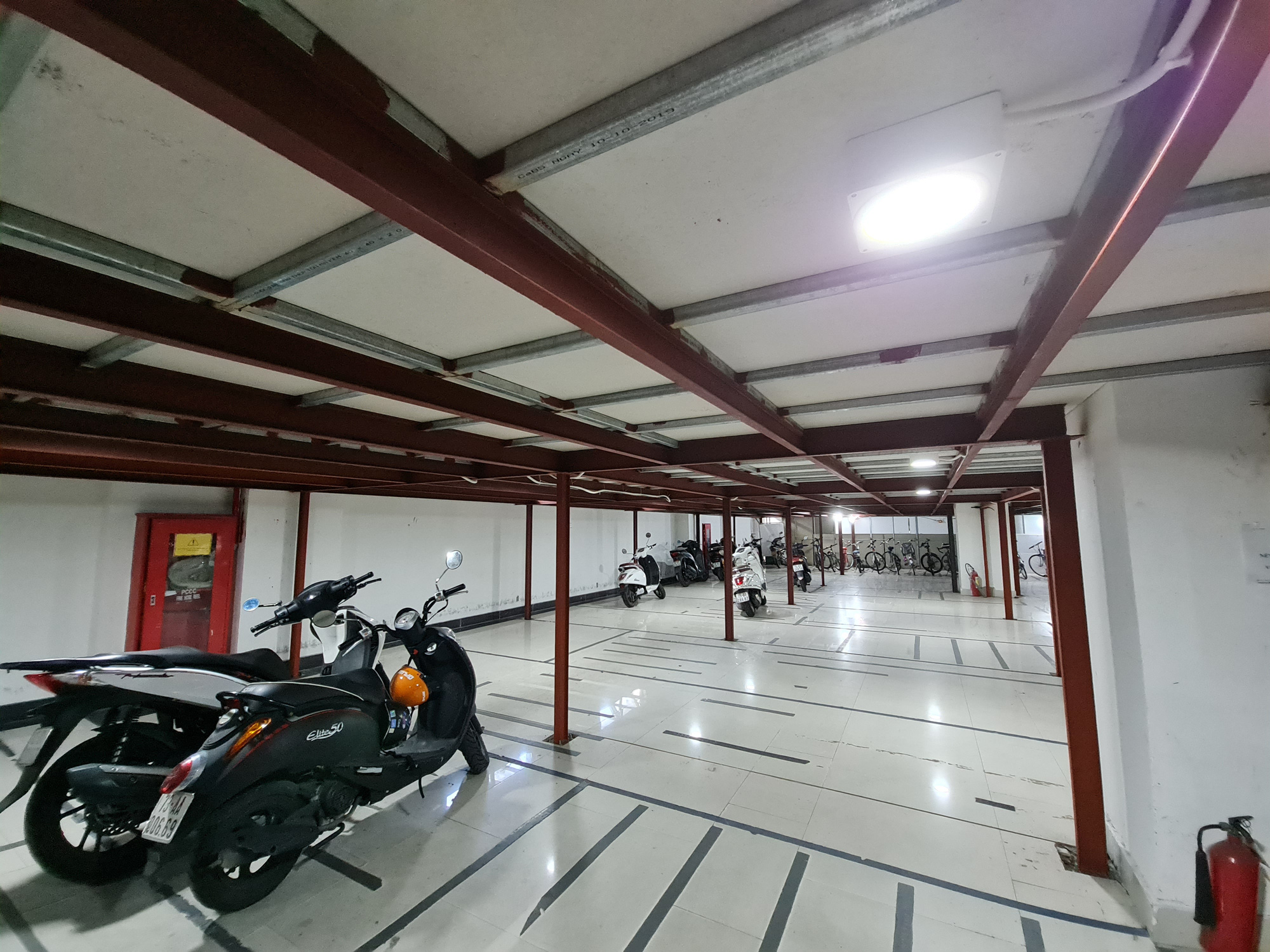 Đ&agrave; Nẵng: Người d&acirc;n bức x&uacute;c v&igrave; Sở X&acirc;y dựng cho ph&eacute;p cắt đ&ocirc;i tầng 1 chung cư l&agrave;m b&atilde;i đổ xe - Ảnh 2.