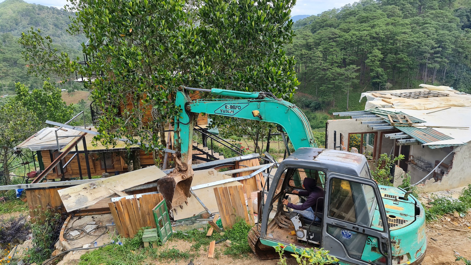 CLIP: Cưỡng chế, giải tỏa làng biệt thự trái phép cạnh hồ Tuyền Lâm - Đà Lạt - Ảnh 4.