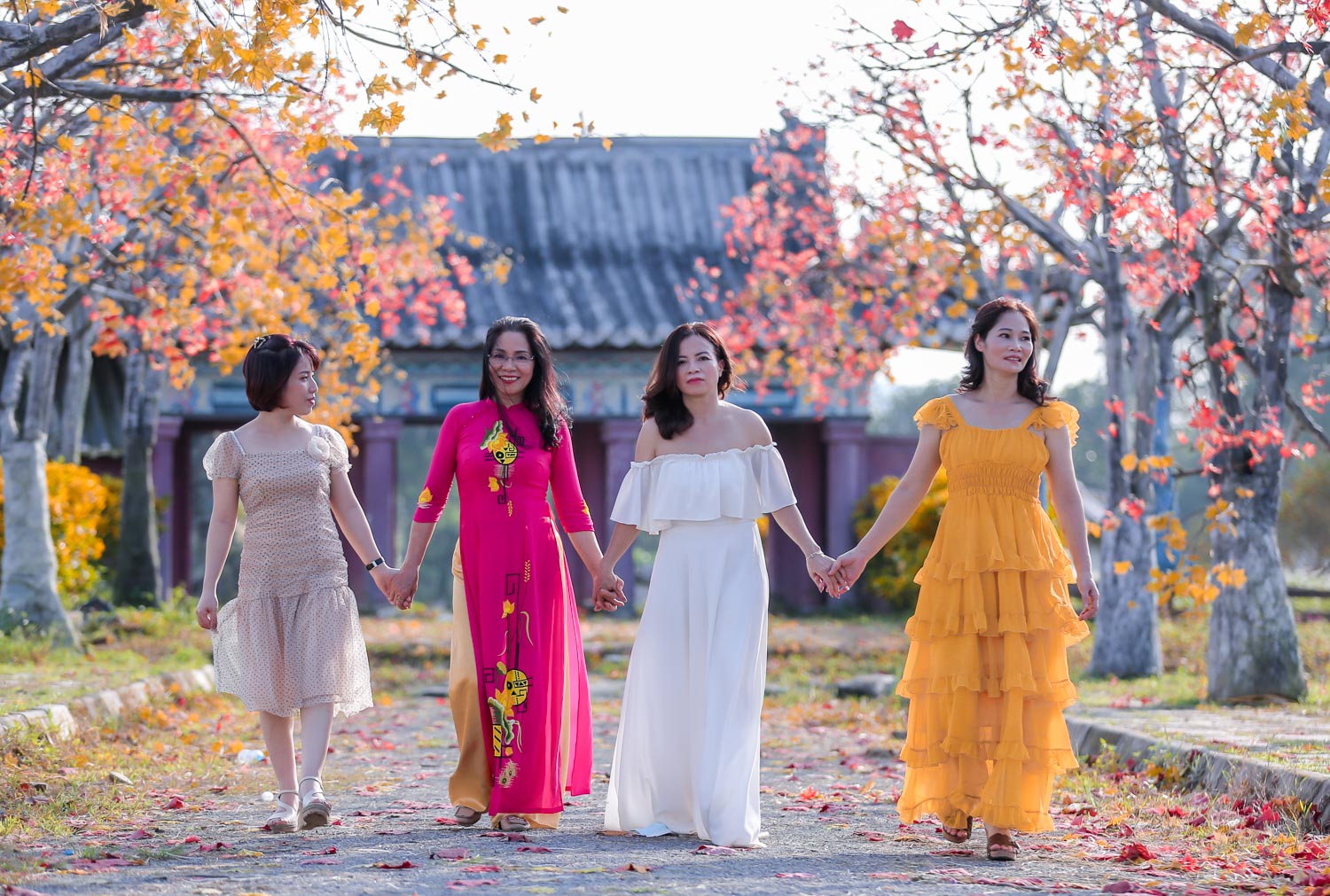 Thướt tha t&agrave; &aacute;o d&agrave;i b&ecirc;n c&uacute;c hoạ mi đầu m&ugrave;a - Ảnh 12.