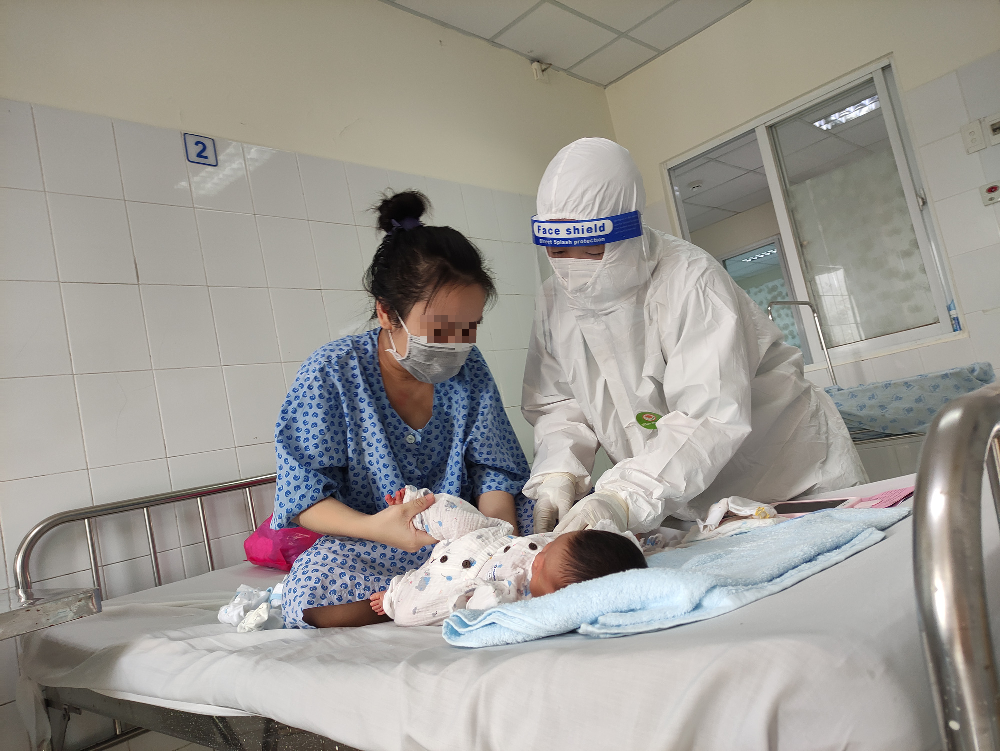 CLIP: Bệnh viện Từ Dũ hướng dẫn mẹ F0 chăm con sơ sinh âm tính - Ảnh 1.