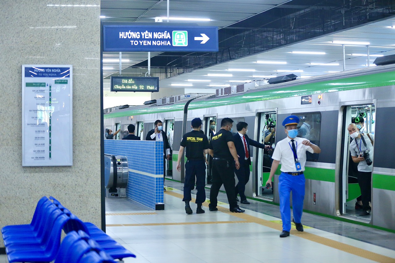Ph&oacute; Thủ tướng, B&iacute; thư H&agrave; Nội đi t&agrave;u đường sắt C&aacute;t Linh - H&agrave; Đ&ocirc;ng khai th&aacute;c thương mại - Ảnh 7.