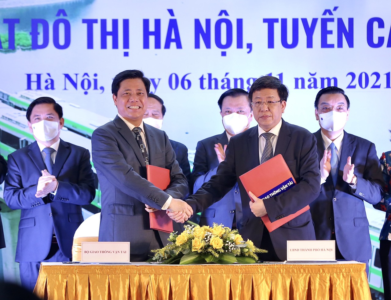 Ph&oacute; Thủ tướng, B&iacute; thư H&agrave; Nội đi t&agrave;u đường sắt C&aacute;t Linh - H&agrave; Đ&ocirc;ng khai th&aacute;c thương mại - Ảnh 1.