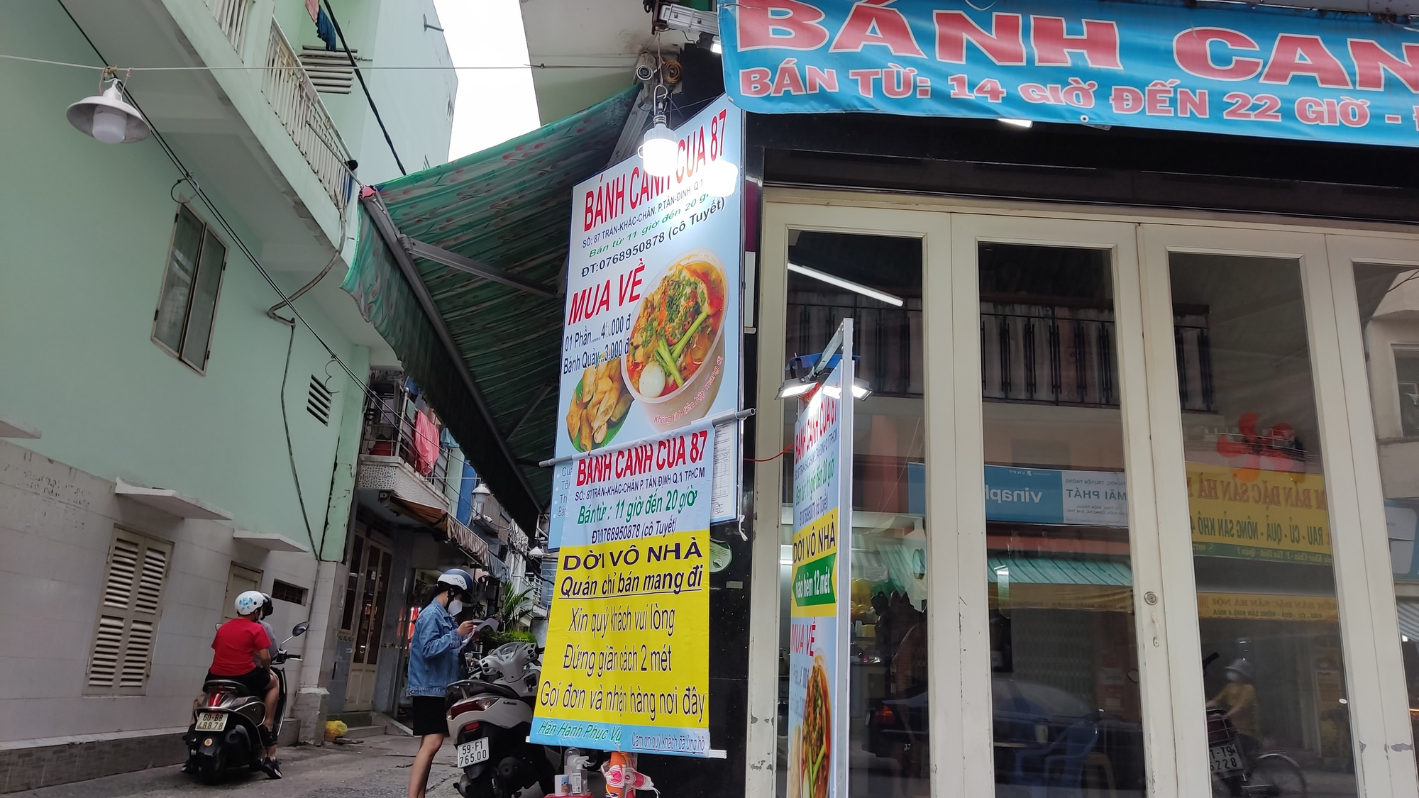 H&agrave;ng qu&aacute;n mặt tiền ở TP HCM đua nhau trả mặt bằng - Ảnh 1.