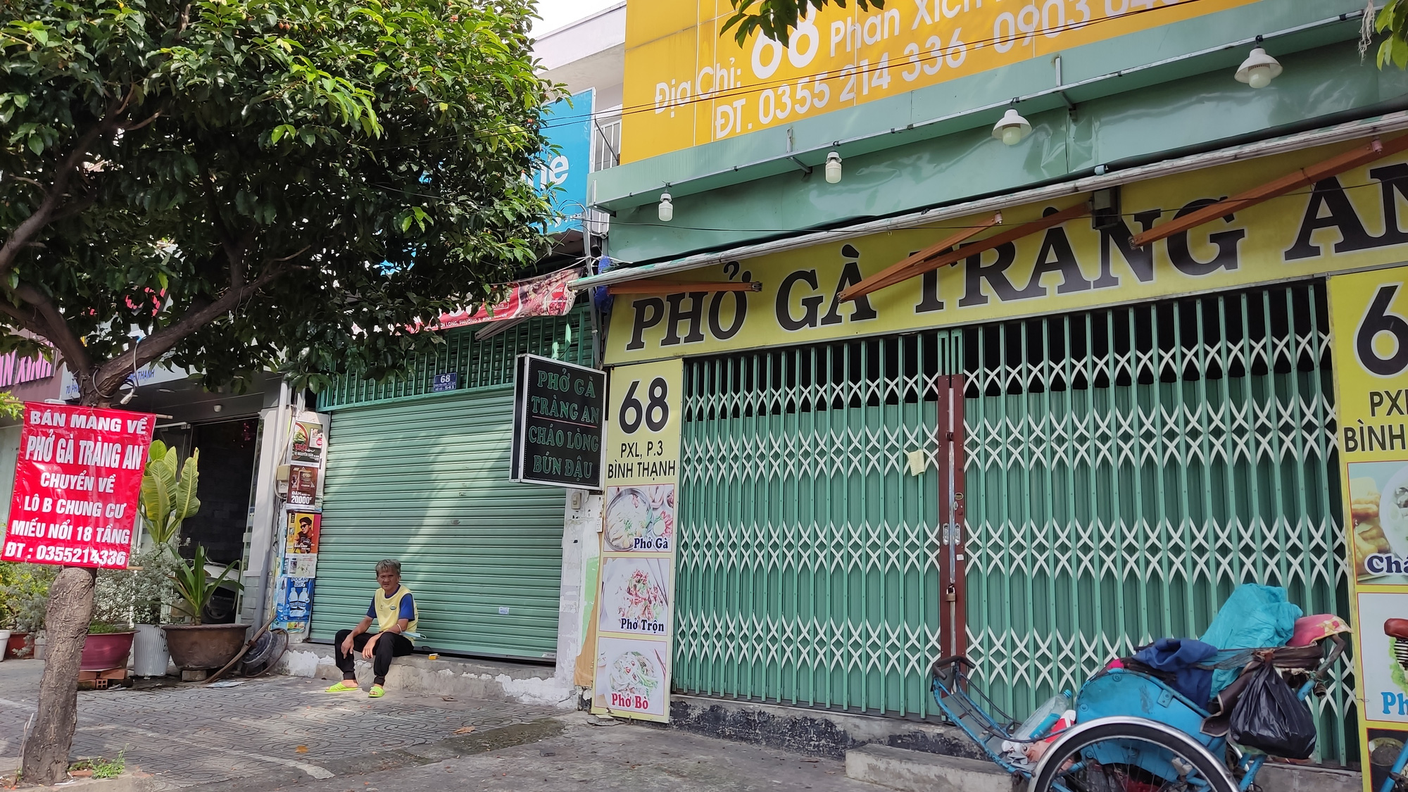 H&agrave;ng qu&aacute;n mặt tiền ở TP HCM đua nhau trả mặt bằng - Ảnh 2.