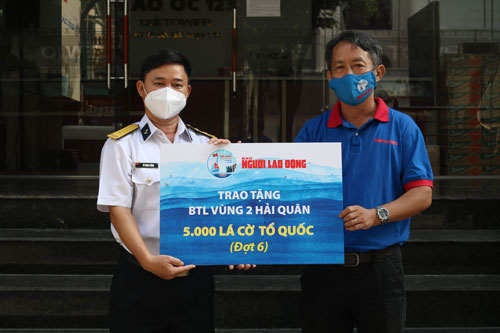 B&aacute;o Người Lao Động tặng V&ugrave;ng 2 Hải qu&acirc;n 5.000 l&aacute; cờ Tổ quốc - Ảnh 1.