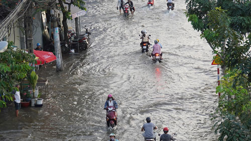Khu trung tâm TP HCM cũng ngập, dân mong dự án ngăn triều