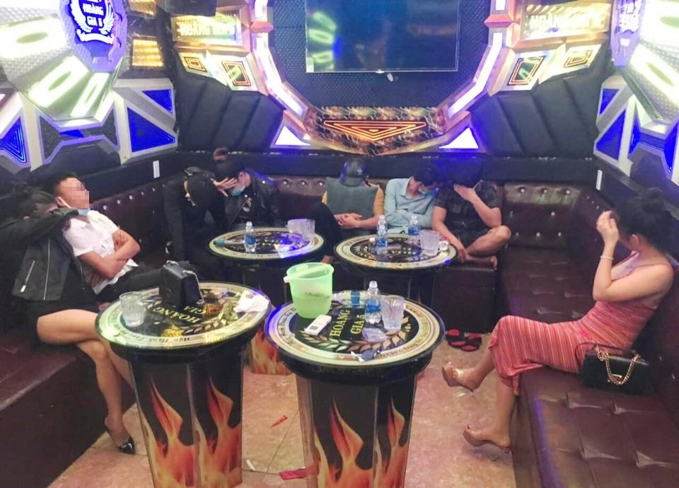Khởi tố vụ án liên quan ổ dịch tại quán Karaoke, nhiều nhân viên F0