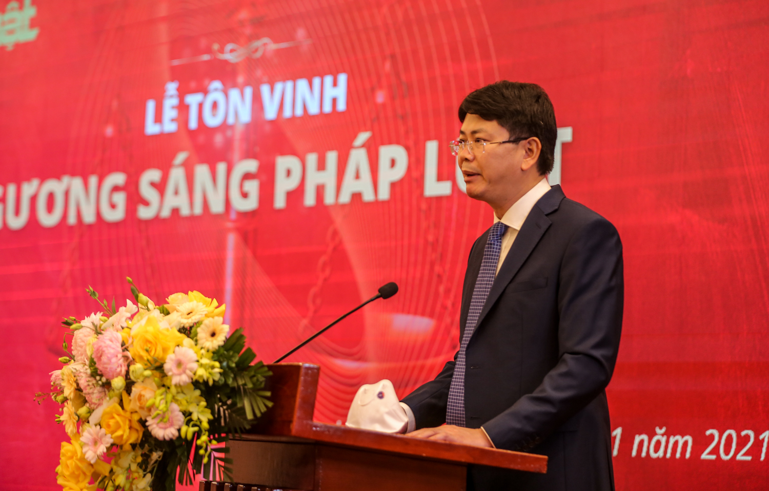 Vinh danh 50 Gương s&aacute;ng ph&aacute;p luật năm 2021 - Ảnh 1.