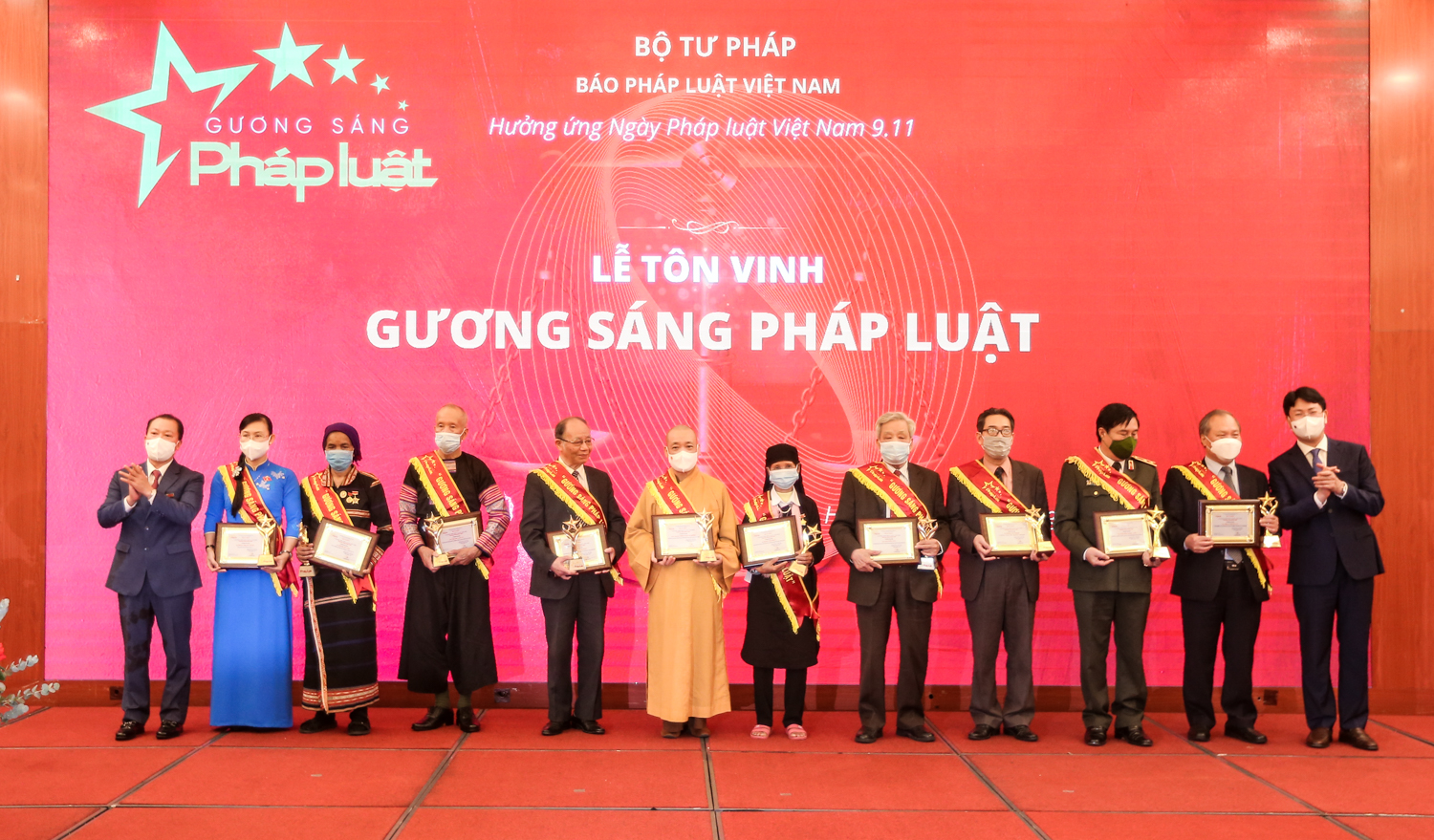 Vinh danh 50 Gương s&aacute;ng ph&aacute;p luật năm 2021 - Ảnh 3.