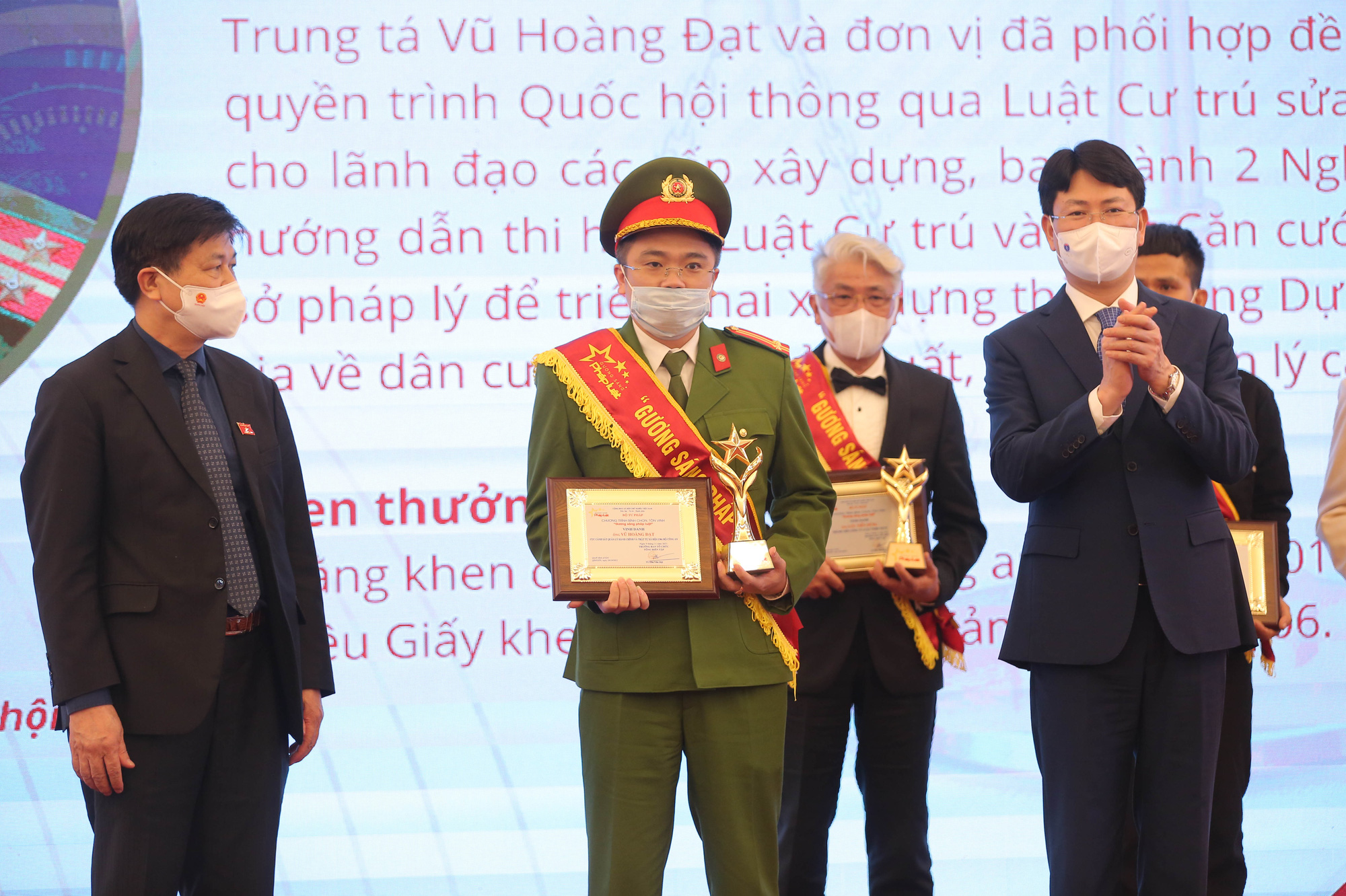 Vinh danh 50 Gương sáng pháp luật năm 2021