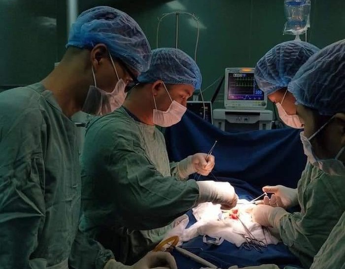 Phẫu thuật lấy gần nửa kg tóc trong dạ dày bé gái 7 tuổi