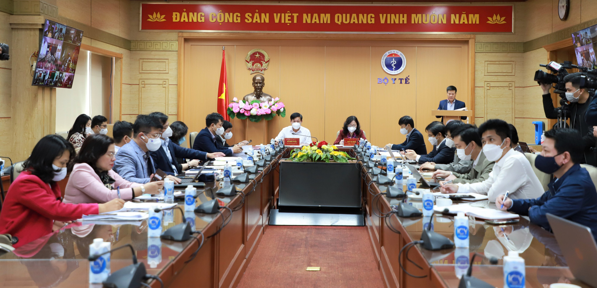 Đi học trở lại, học sinh sẽ giãn cách thế nào để phòng Covid-19? - Ảnh 1.