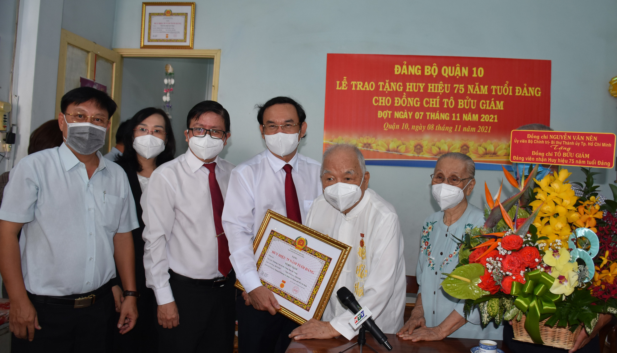 B&iacute; thư Nguyễn Văn N&ecirc;n đến nh&agrave; &ocirc;ng T&ocirc; Bửu Gi&aacute;m v&agrave; b&agrave; Mạc Kim C&uacute;c trao Huy hiệu 75 năm tuổi Đảng - Ảnh 2.
