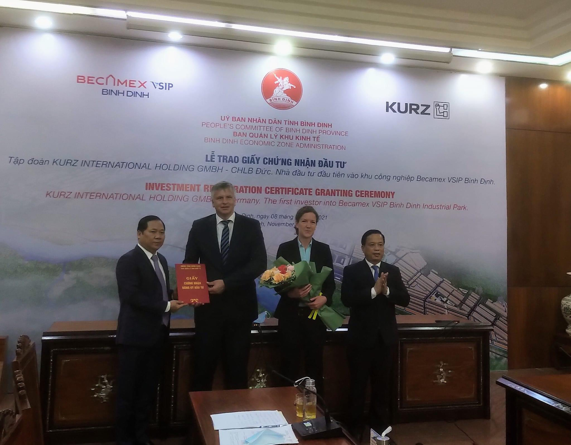 Trao giấy chứng nhận đầu tư dự án đầu tiên vào KCN Becamex Bình Định