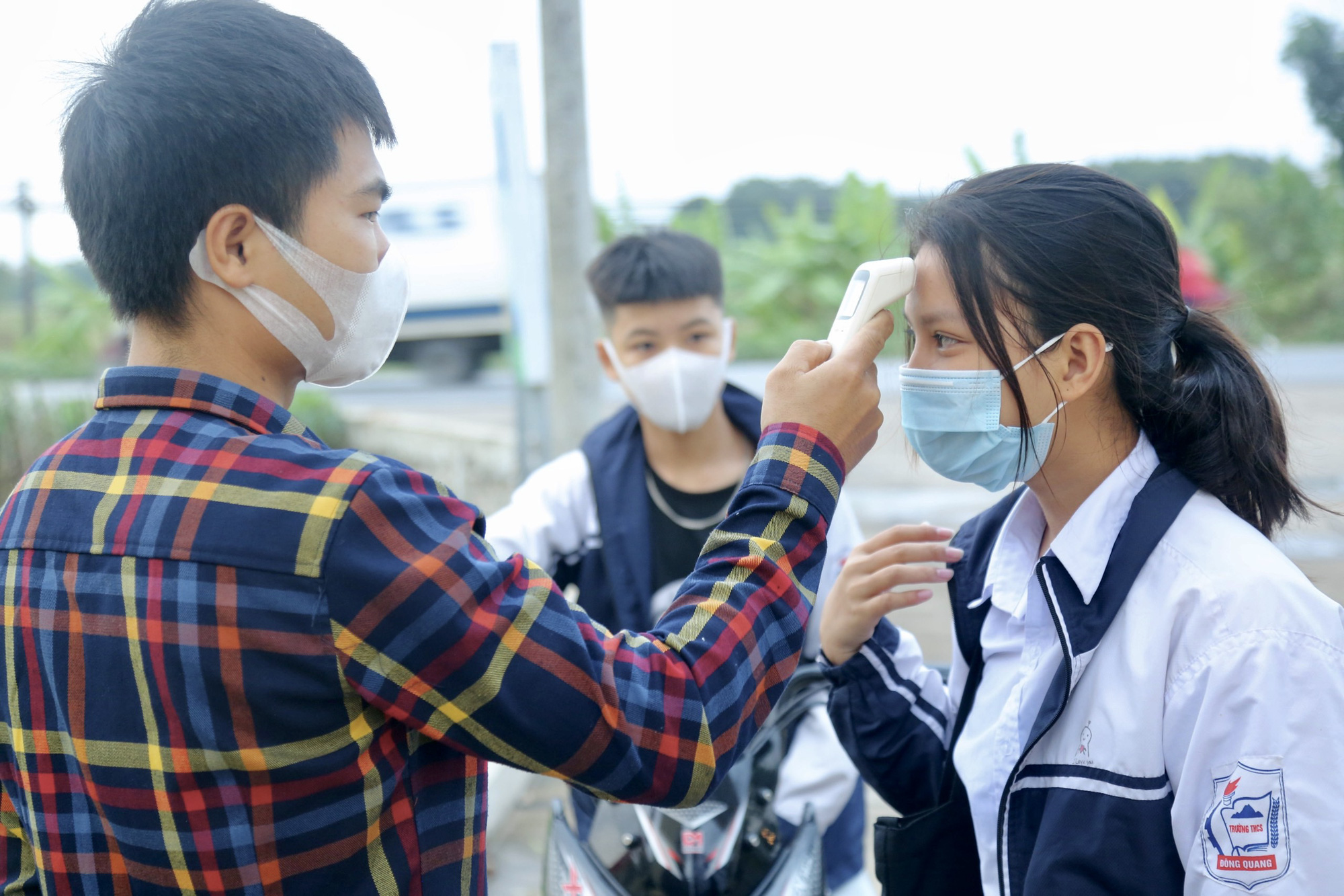 Hơn 3.800 học sinh Ba V&igrave; rạng rỡ đến trường trong ng&agrave;y kh&ocirc;ng kh&iacute; lạnh tr&agrave;n về - Ảnh 4.