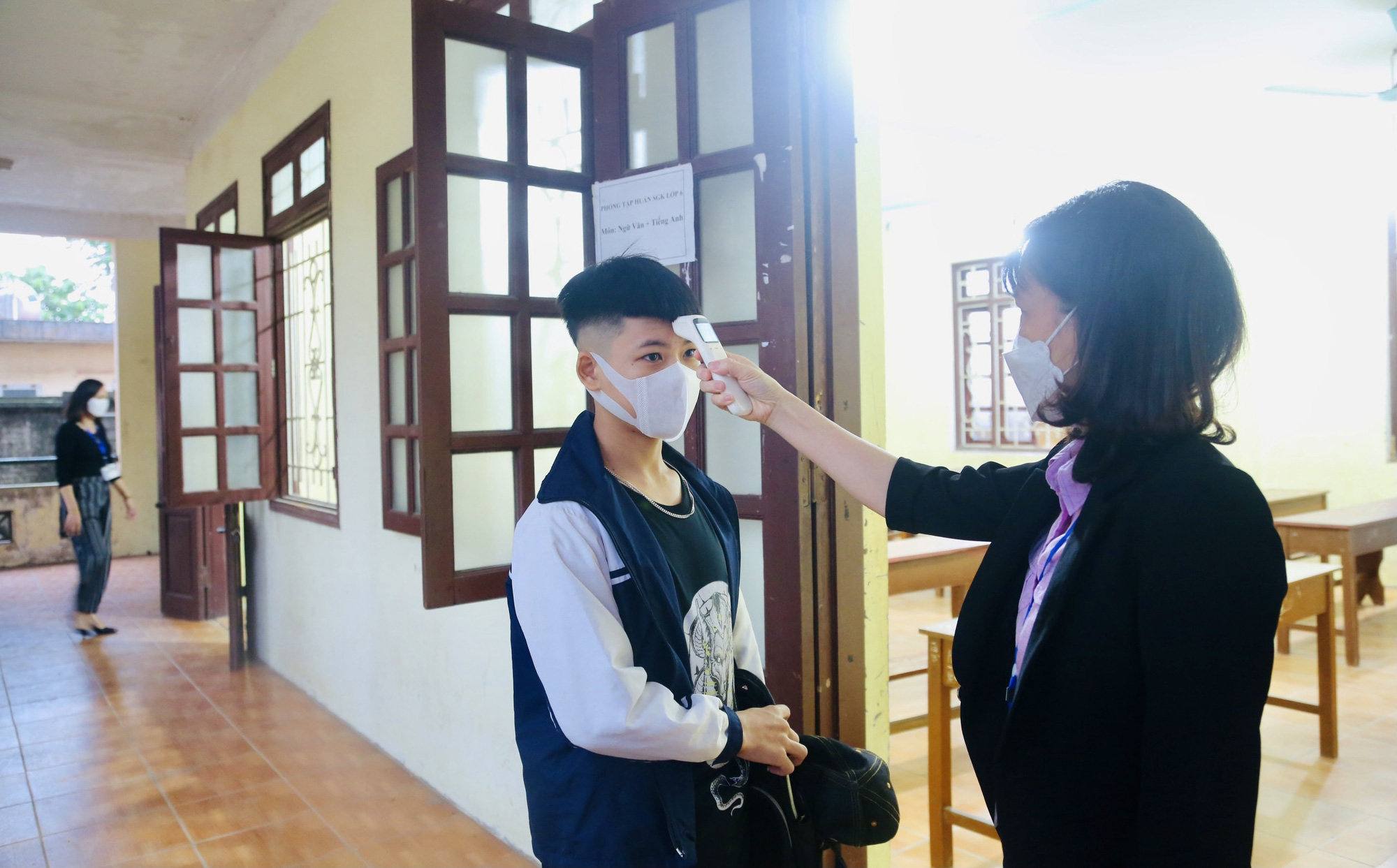 Hơn 3.800 học sinh Ba V&igrave; rạng rỡ đến trường trong ng&agrave;y kh&ocirc;ng kh&iacute; lạnh tr&agrave;n về - Ảnh 5.