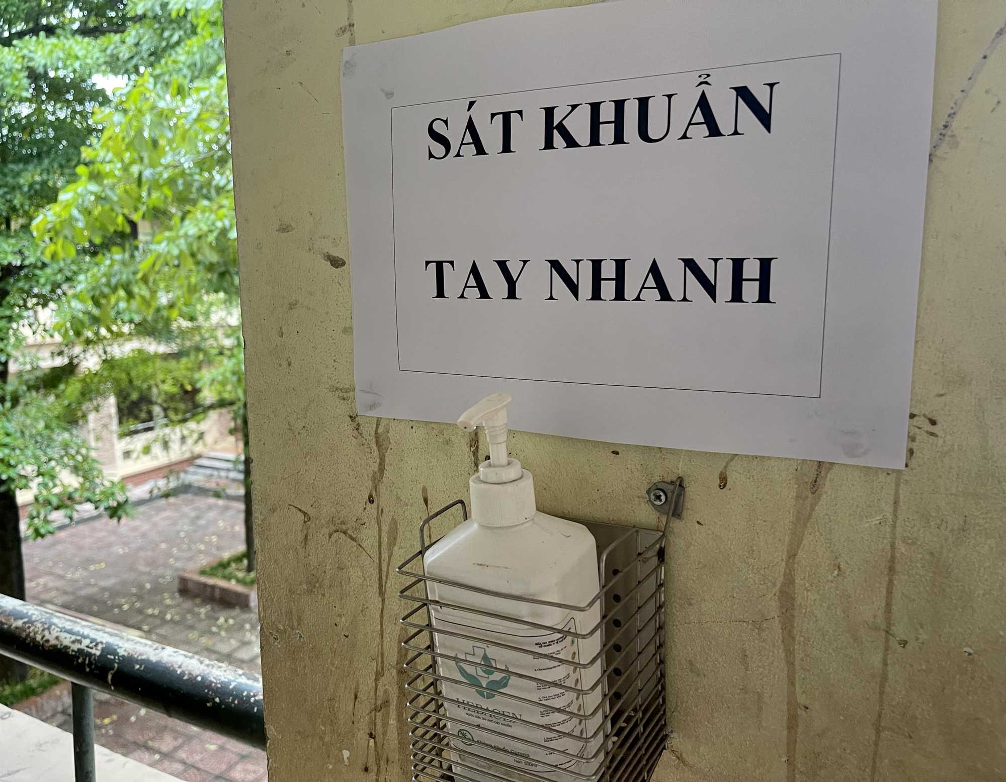 Hơn 3.800 học sinh Ba V&igrave; rạng rỡ đến trường trong ng&agrave;y kh&ocirc;ng kh&iacute; lạnh tr&agrave;n về - Ảnh 6.