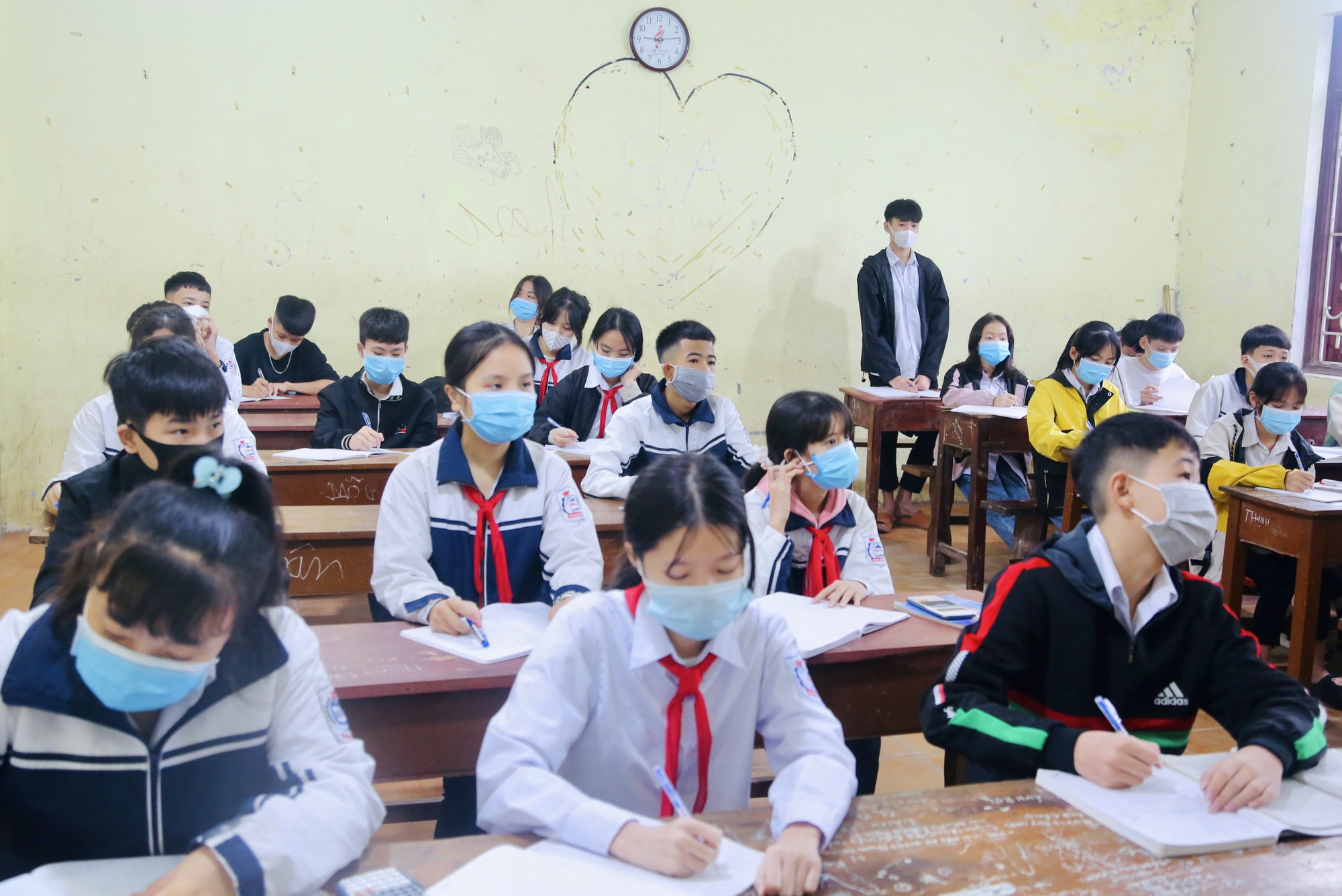 Hơn 3.800 học sinh Ba V&igrave; rạng rỡ đến trường trong ng&agrave;y kh&ocirc;ng kh&iacute; lạnh tr&agrave;n về - Ảnh 9.
