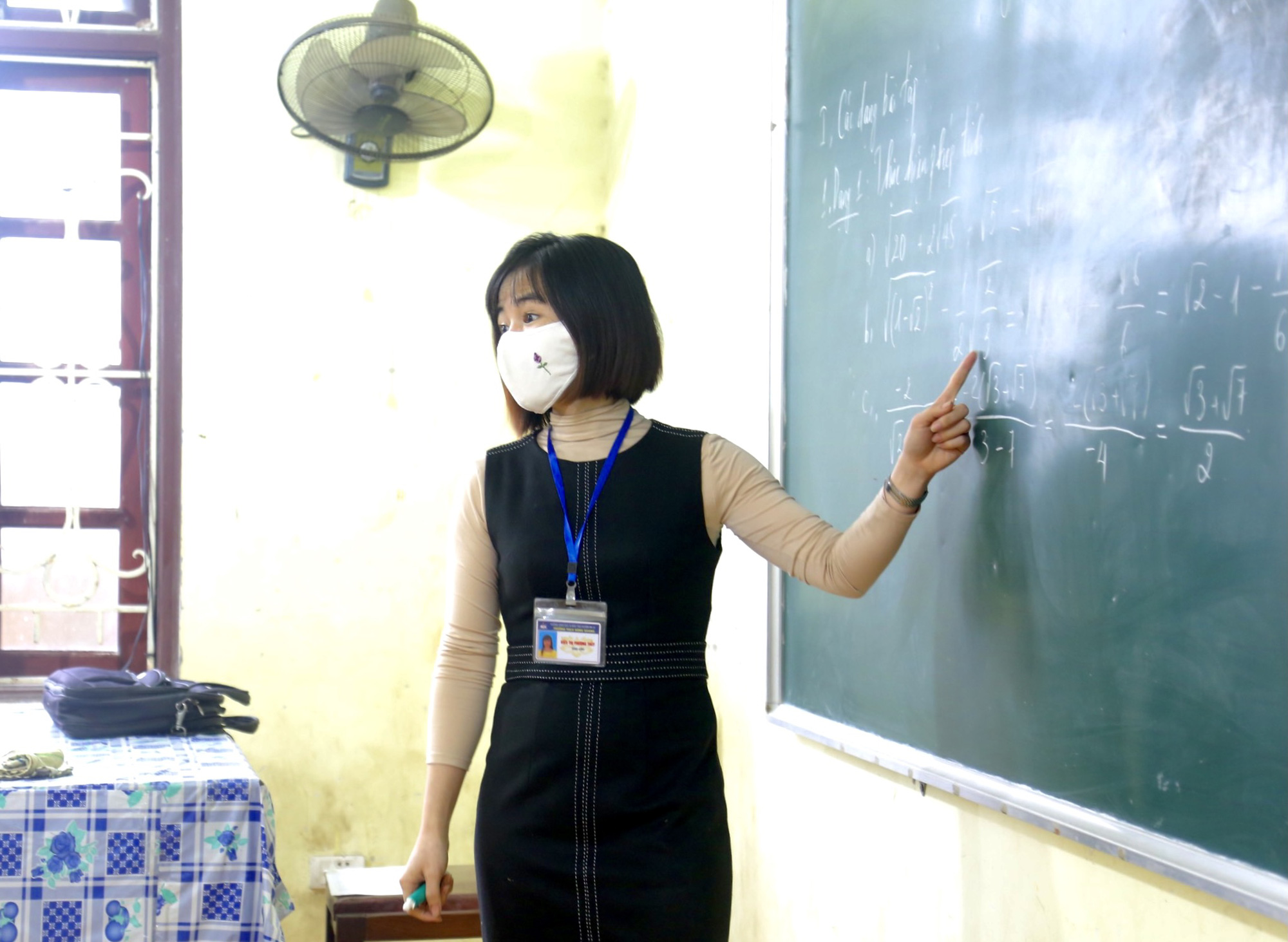 Hơn 3.800 học sinh Ba V&igrave; rạng rỡ đến trường trong ng&agrave;y kh&ocirc;ng kh&iacute; lạnh tr&agrave;n về - Ảnh 11.