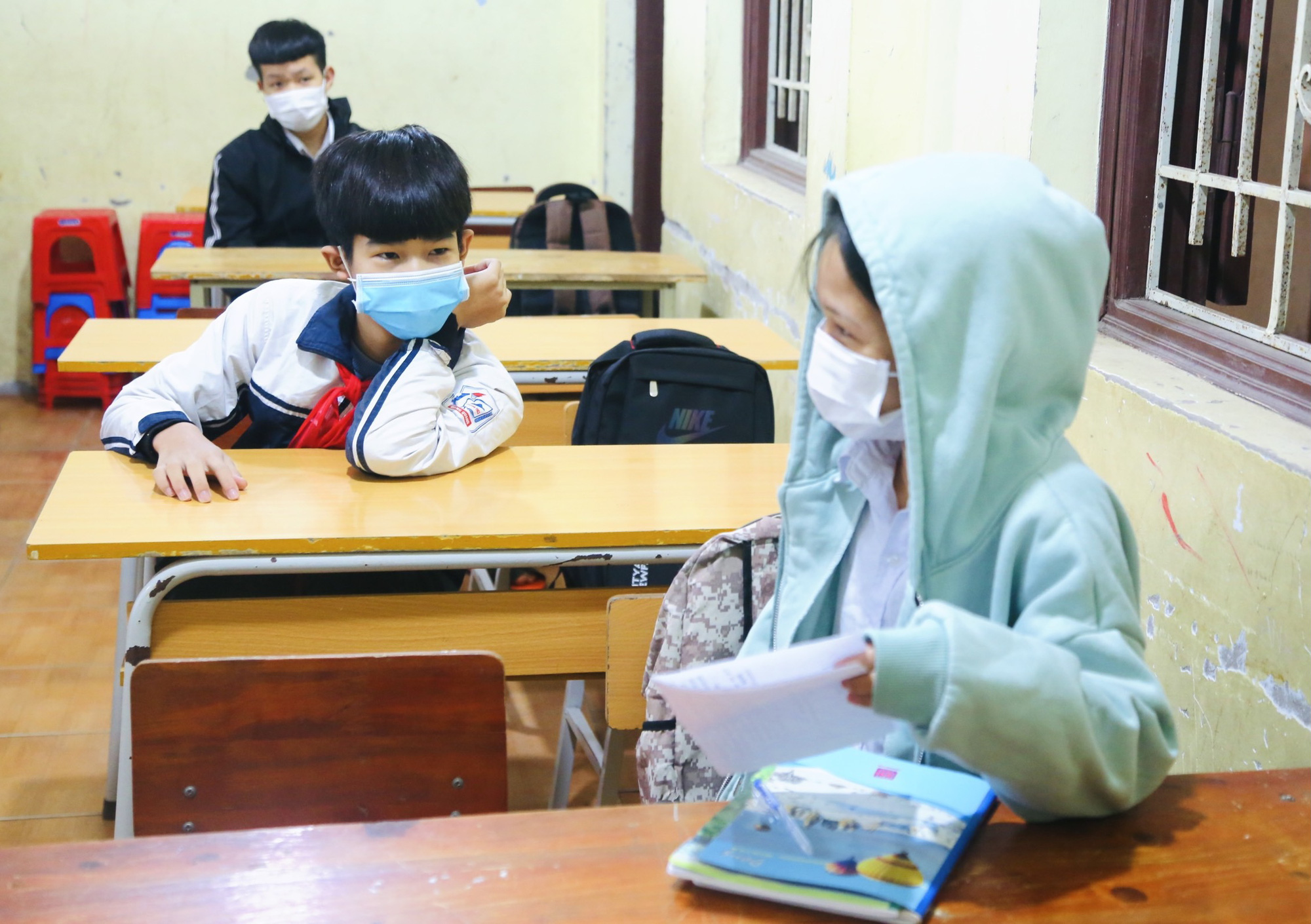 Hơn 3.800 học sinh Ba V&igrave; rạng rỡ đến trường trong ng&agrave;y kh&ocirc;ng kh&iacute; lạnh tr&agrave;n về - Ảnh 10.