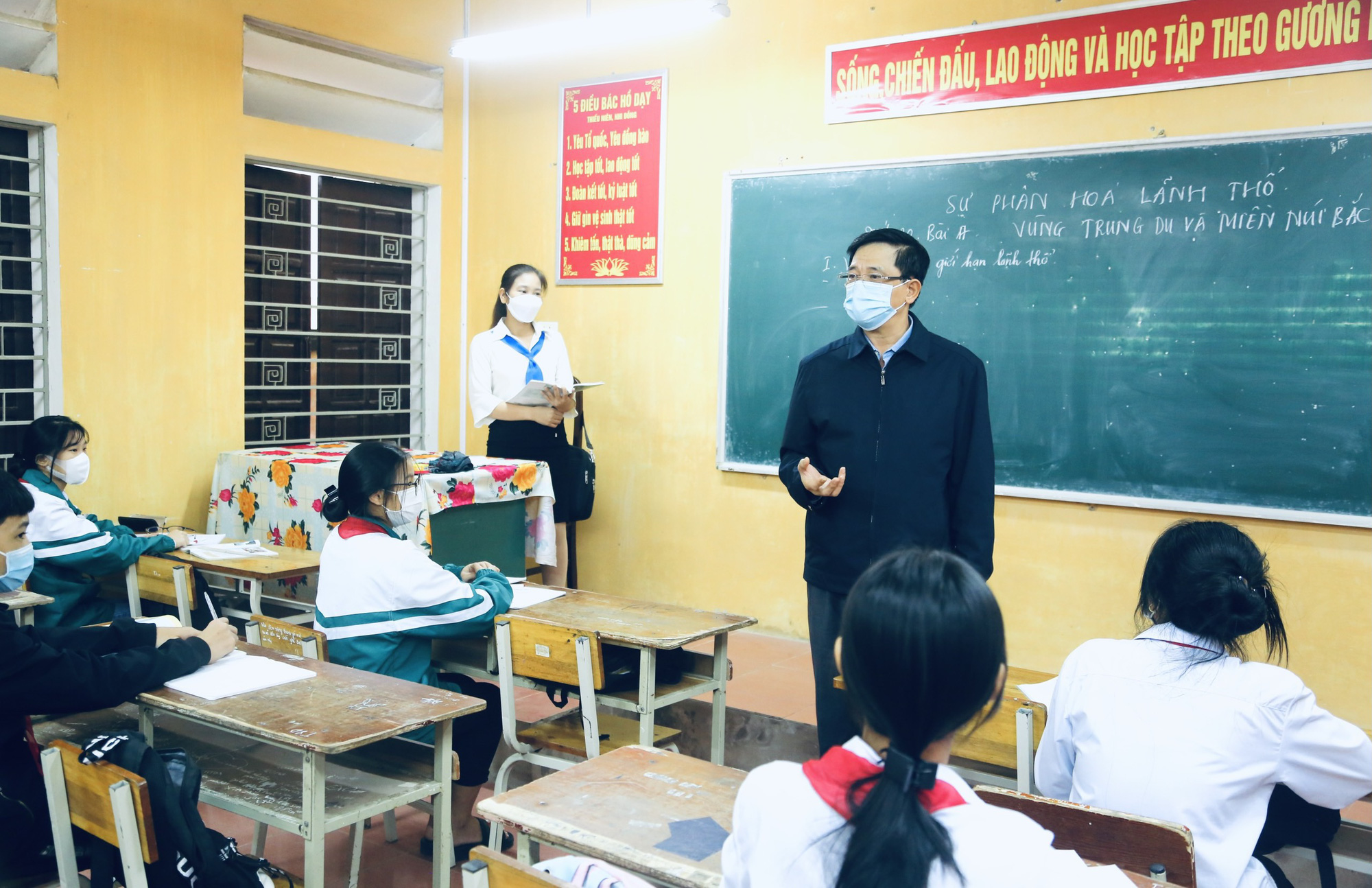 Hơn 3.800 học sinh Ba V&igrave; rạng rỡ đến trường trong ng&agrave;y kh&ocirc;ng kh&iacute; lạnh tr&agrave;n về - Ảnh 3.