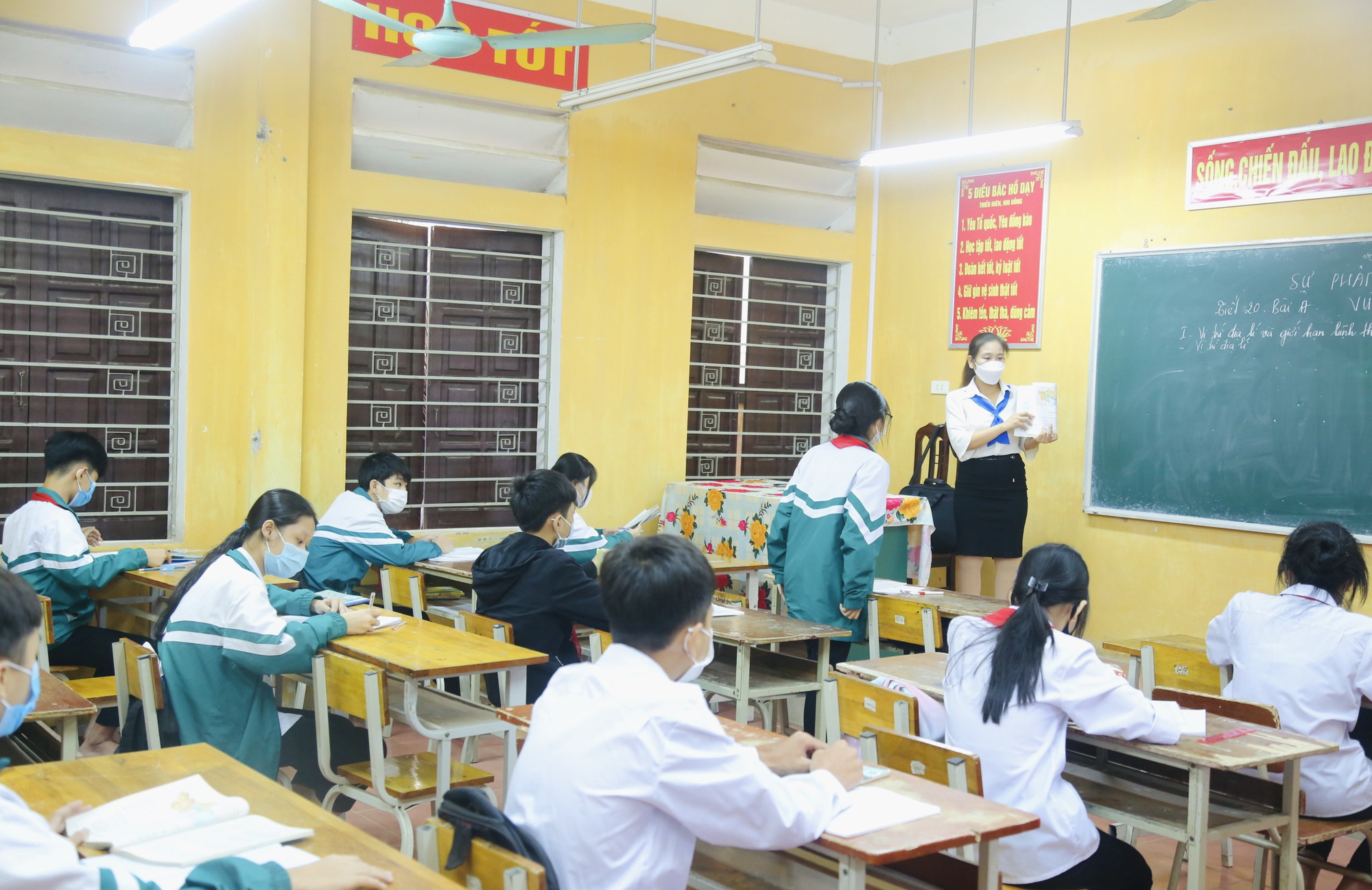 Hơn 3.800 học sinh Ba Vì rạng rỡ đến trường ngày đầu tiên sau giãn cách xã hội