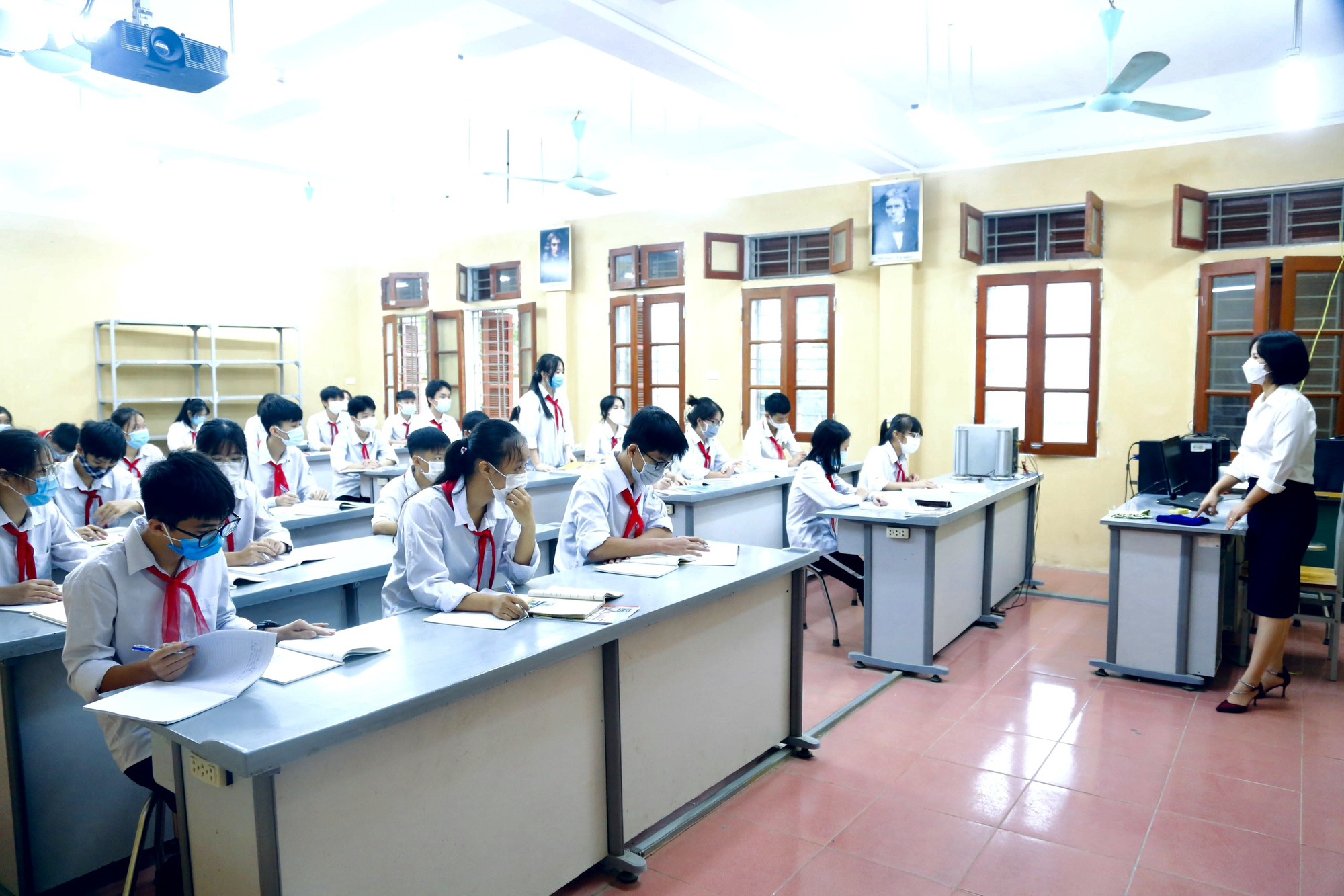 Hơn 3.800 học sinh Ba V&igrave; rạng rỡ đến trường trong ng&agrave;y kh&ocirc;ng kh&iacute; lạnh tr&agrave;n về - Ảnh 8.