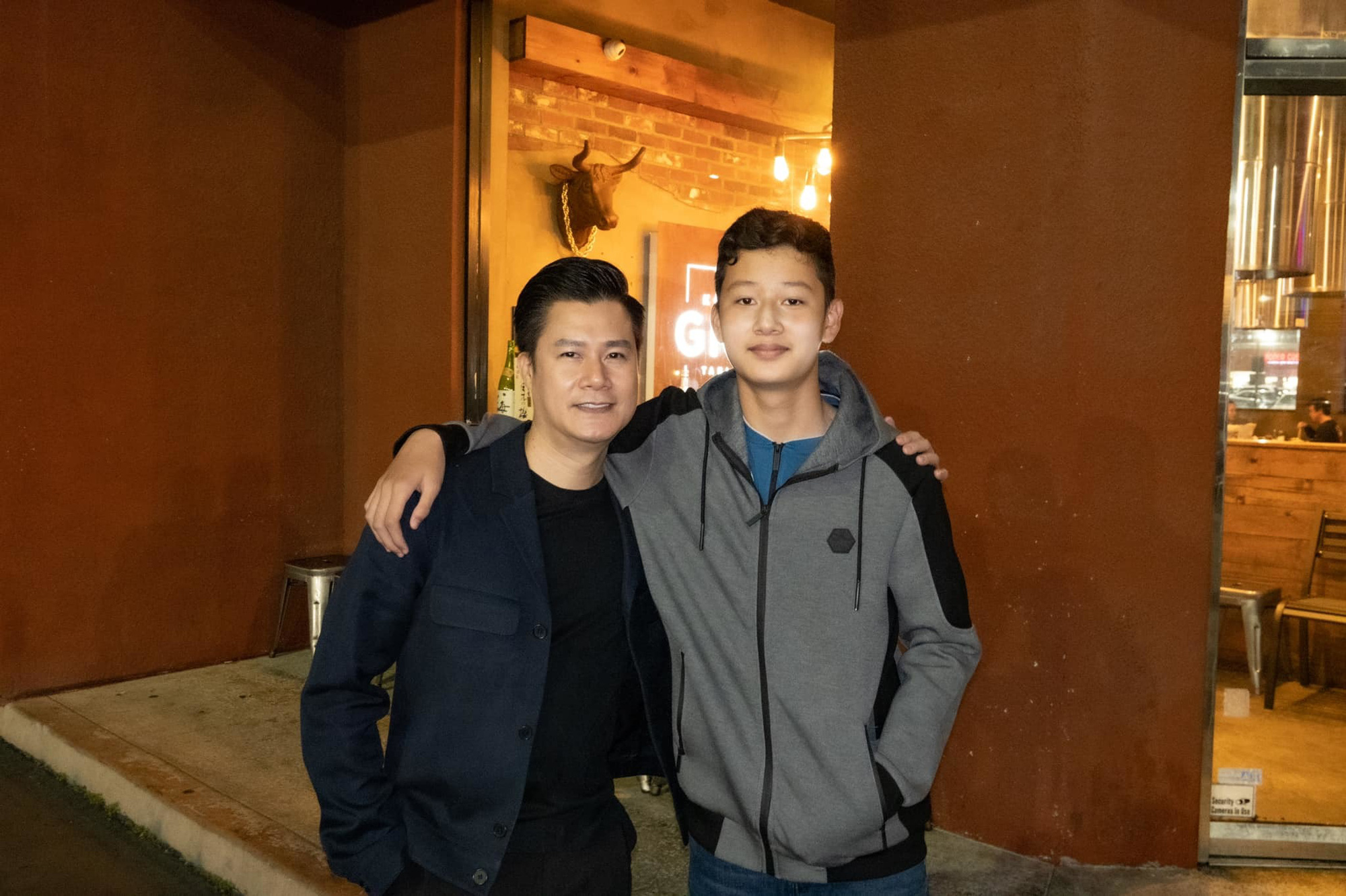 Con trai Quang Dũng v&agrave; Jennifer Phạm tuổi 13 đ&atilde; cao hơn bố - Ảnh 1.