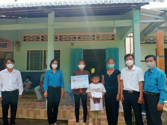 Xúc động buổi trao học bổng “Tình thương cho em” tại Sóc Trăng - Ảnh 4.