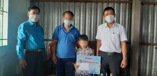Xúc động buổi trao học bổng “Tình thương cho em” tại Sóc Trăng - Ảnh 3.