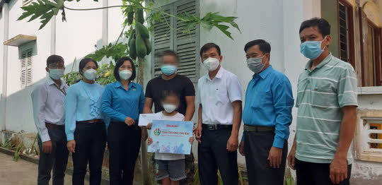 Xúc động buổi trao học bổng “Tình thương cho em” tại Sóc Trăng - Ảnh 2.