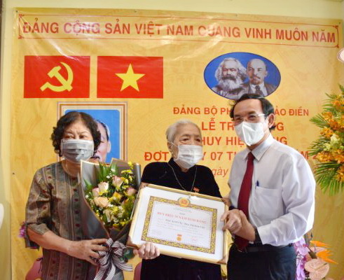 Bí thư Nguyễn Văn Nên đến nhà ông Tô Bửu Giám và bà Mạc Kim Cúc trao Huy hiệu 75 năm tuổi Đảng