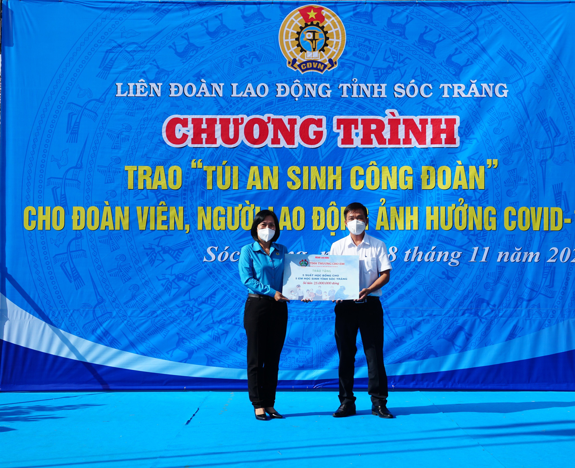 Xúc động buổi trao học bổng “Tình thương cho em” tại Sóc Trăng - Ảnh 1.